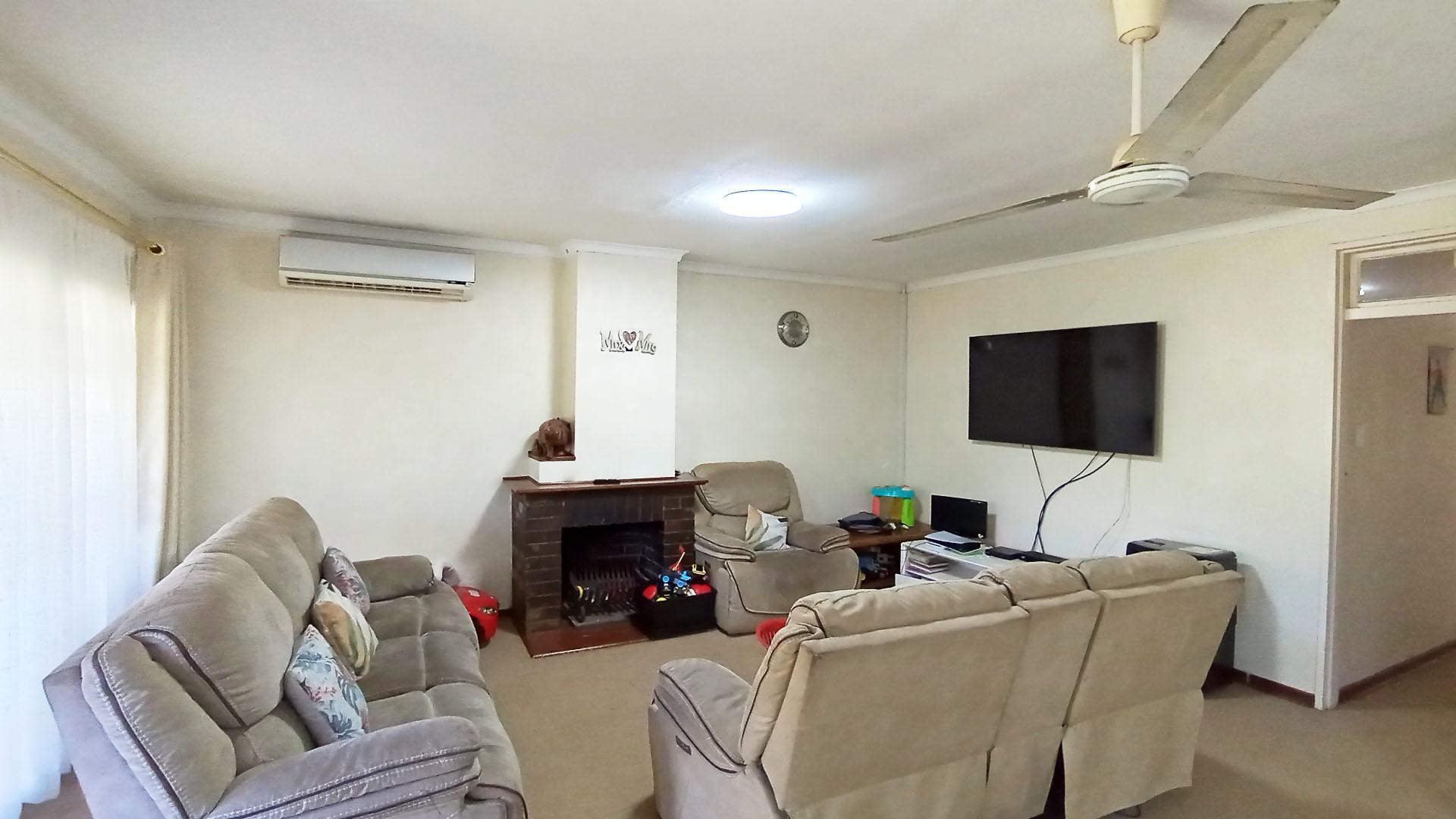 Lounges - 28 square meters of property in Assagay