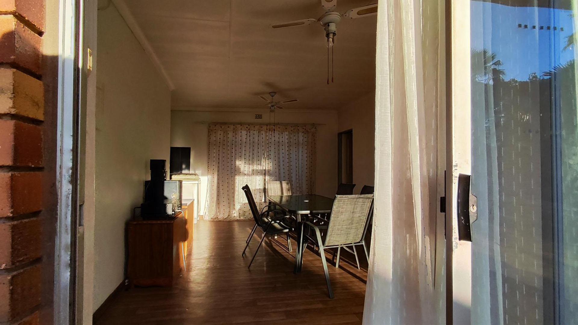 Front View of property in Three Rivers