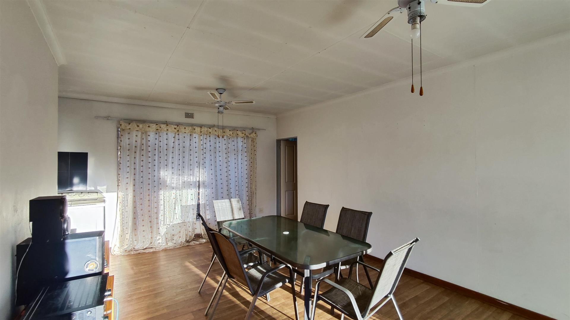 Lounges - 45 square meters of property in Three Rivers