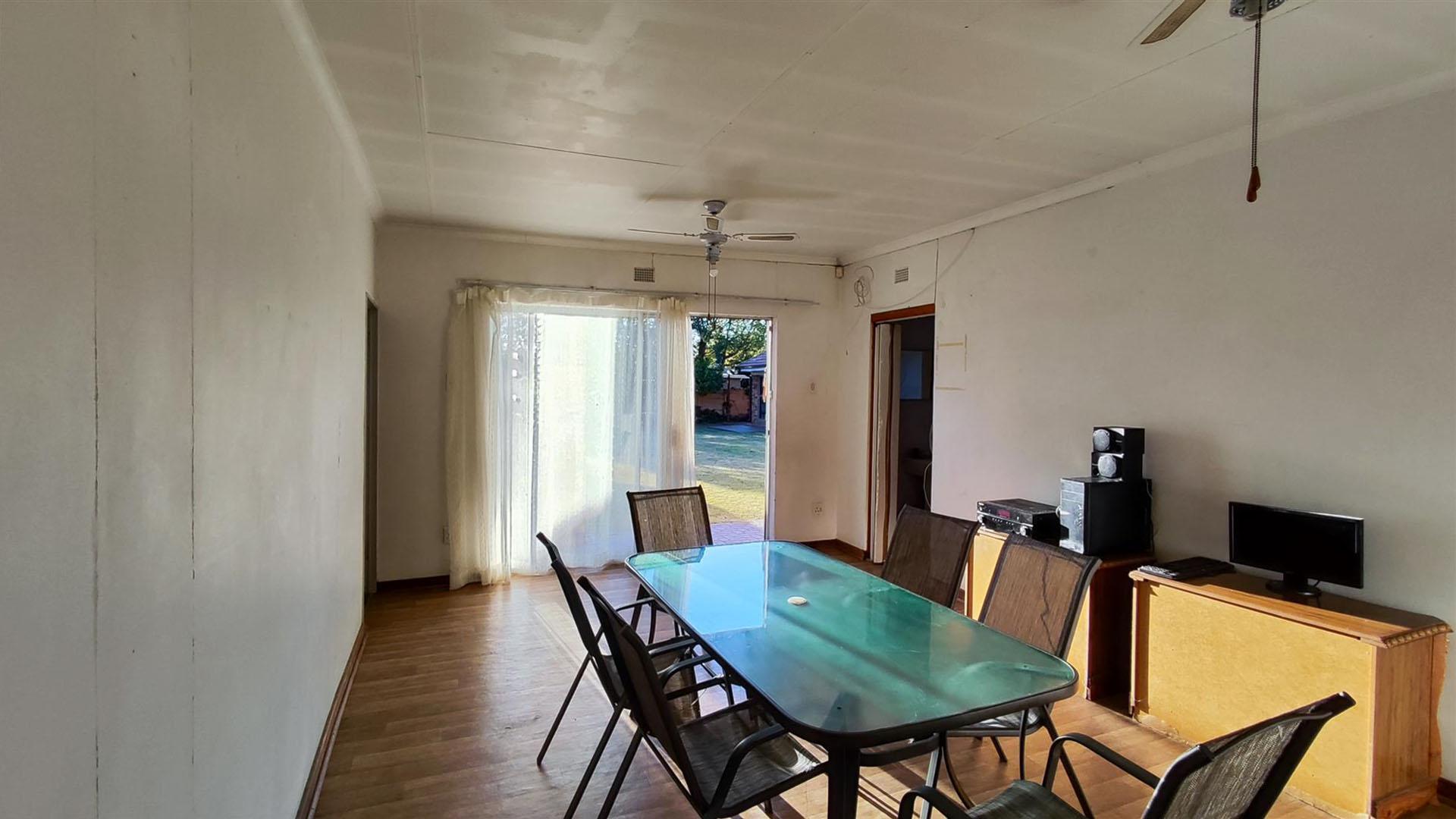 Lounges - 45 square meters of property in Three Rivers