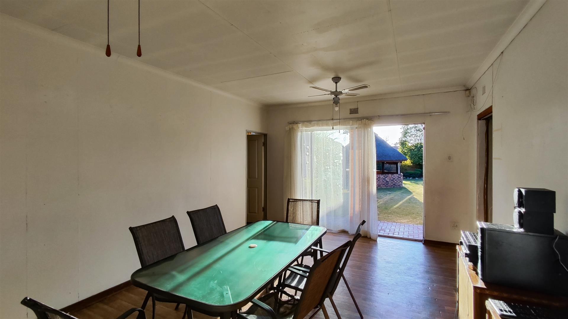 Lounges - 45 square meters of property in Three Rivers