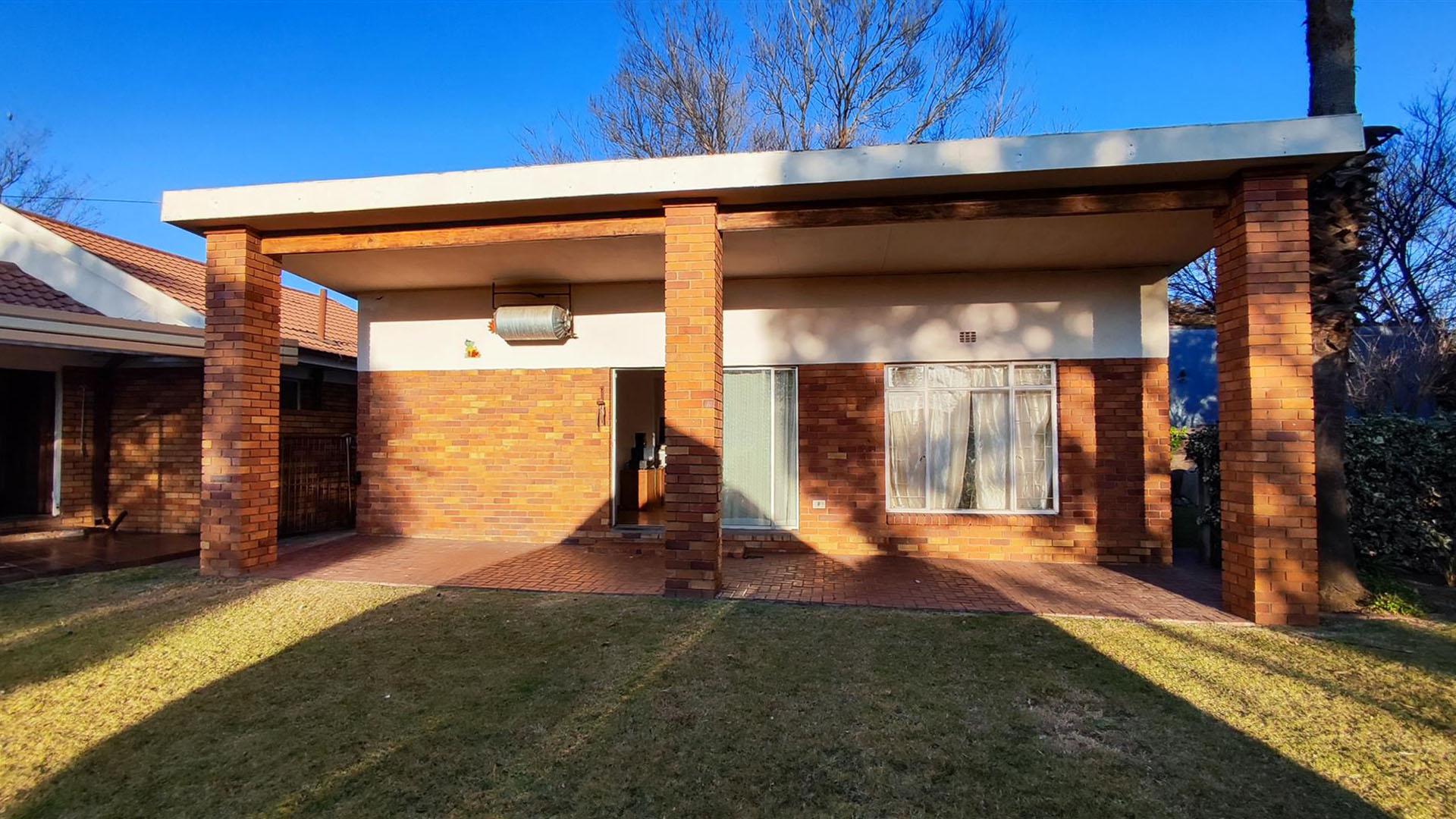 Front View of property in Three Rivers