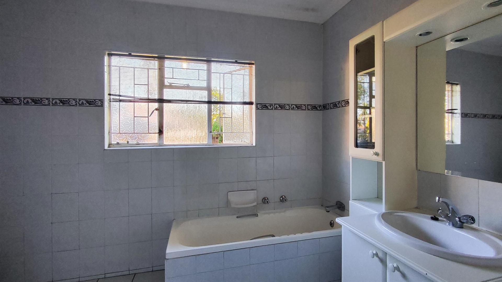 Main Bathroom - 8 square meters of property in Three Rivers