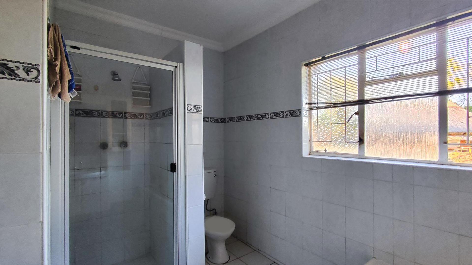 Main Bathroom - 8 square meters of property in Three Rivers