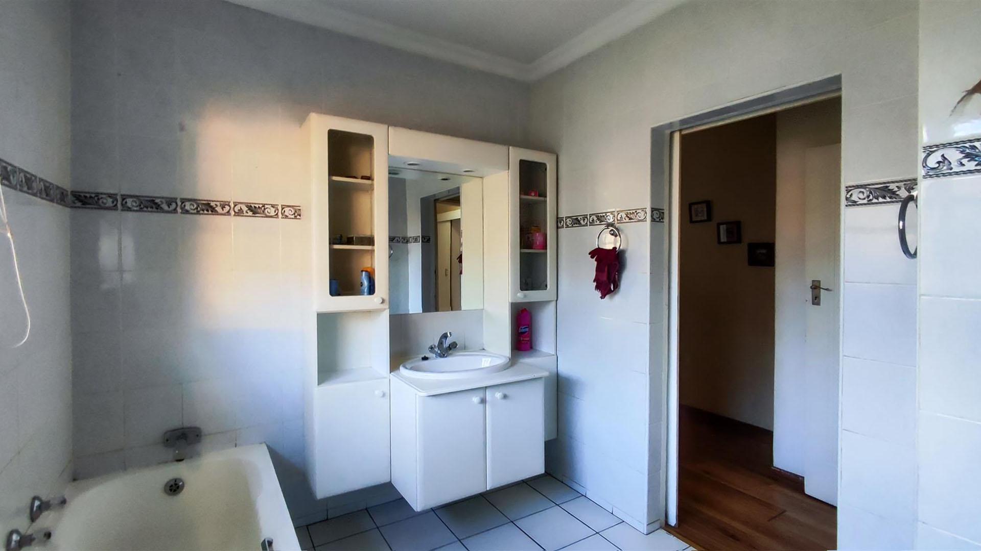 Main Bathroom - 8 square meters of property in Three Rivers
