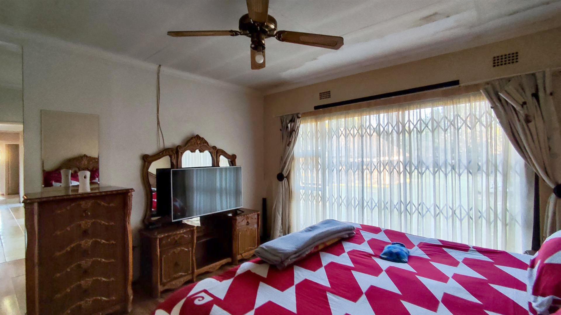 Main Bedroom - 21 square meters of property in Three Rivers