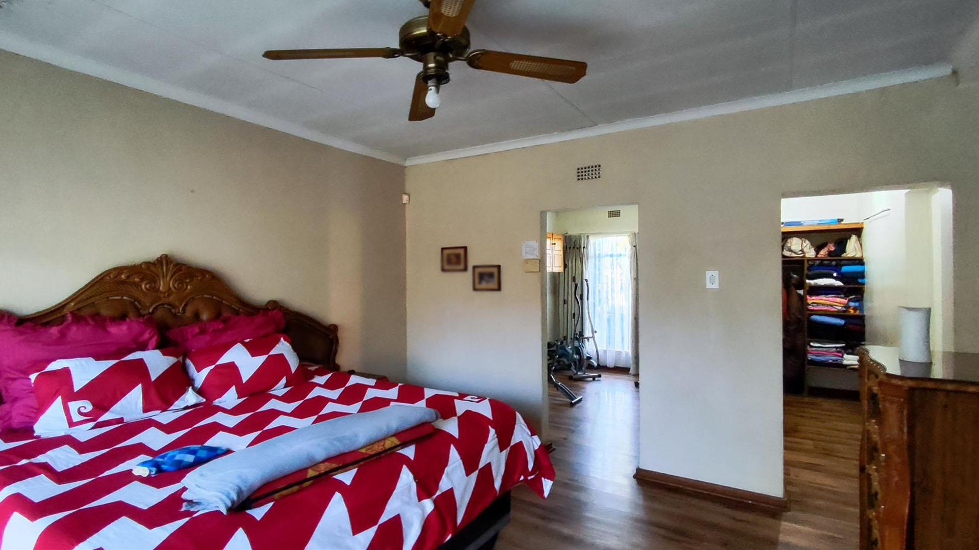 Main Bedroom - 21 square meters of property in Three Rivers