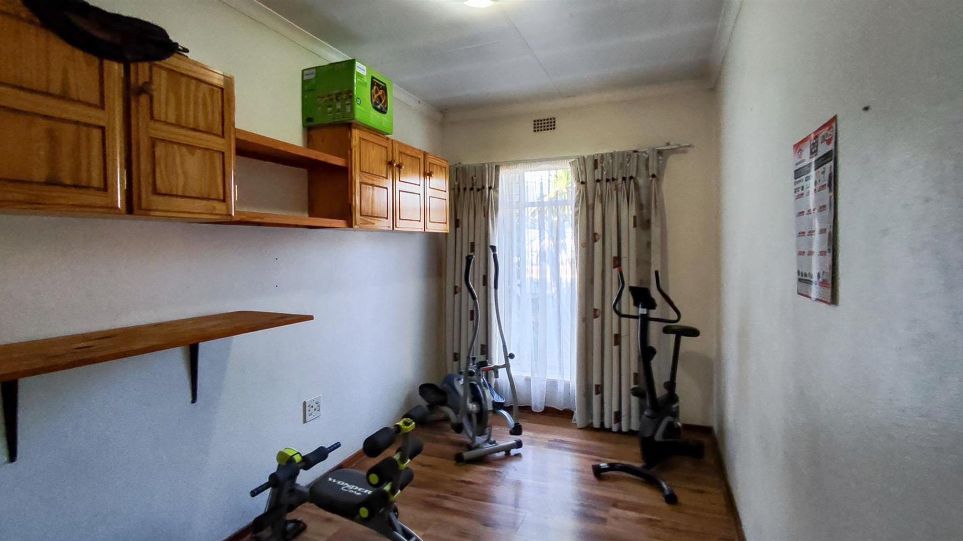 Main Bedroom - 21 square meters of property in Three Rivers