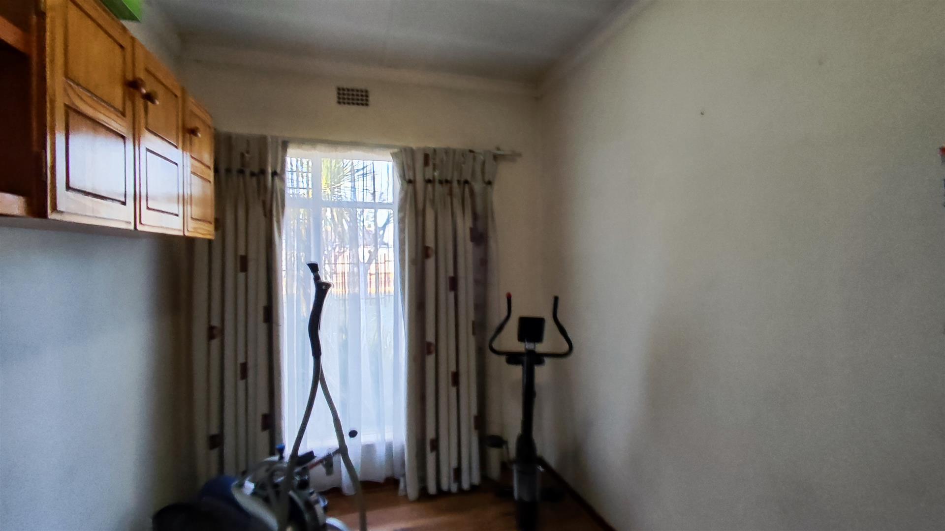 Main Bedroom - 21 square meters of property in Three Rivers