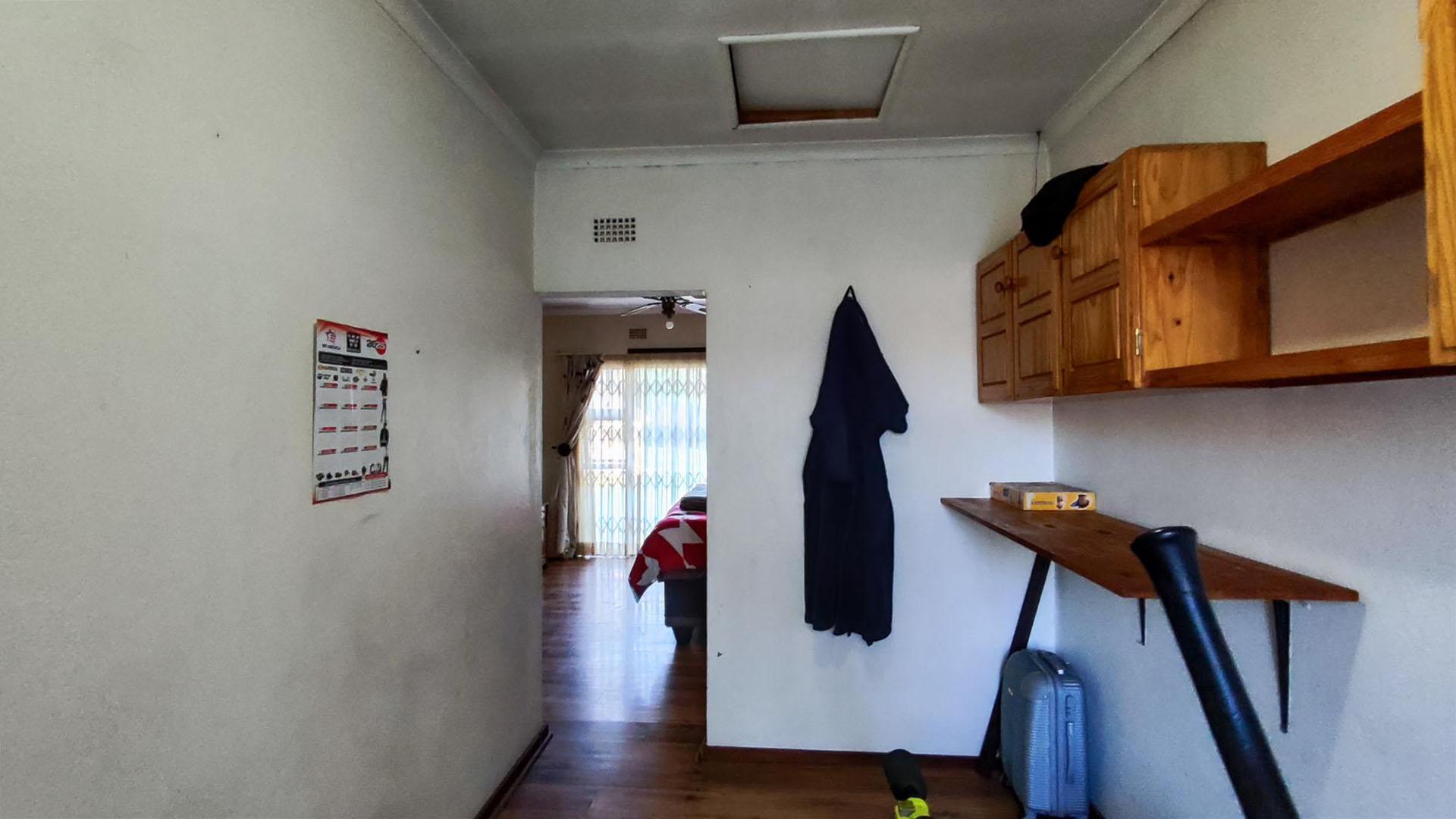 Main Bedroom - 21 square meters of property in Three Rivers