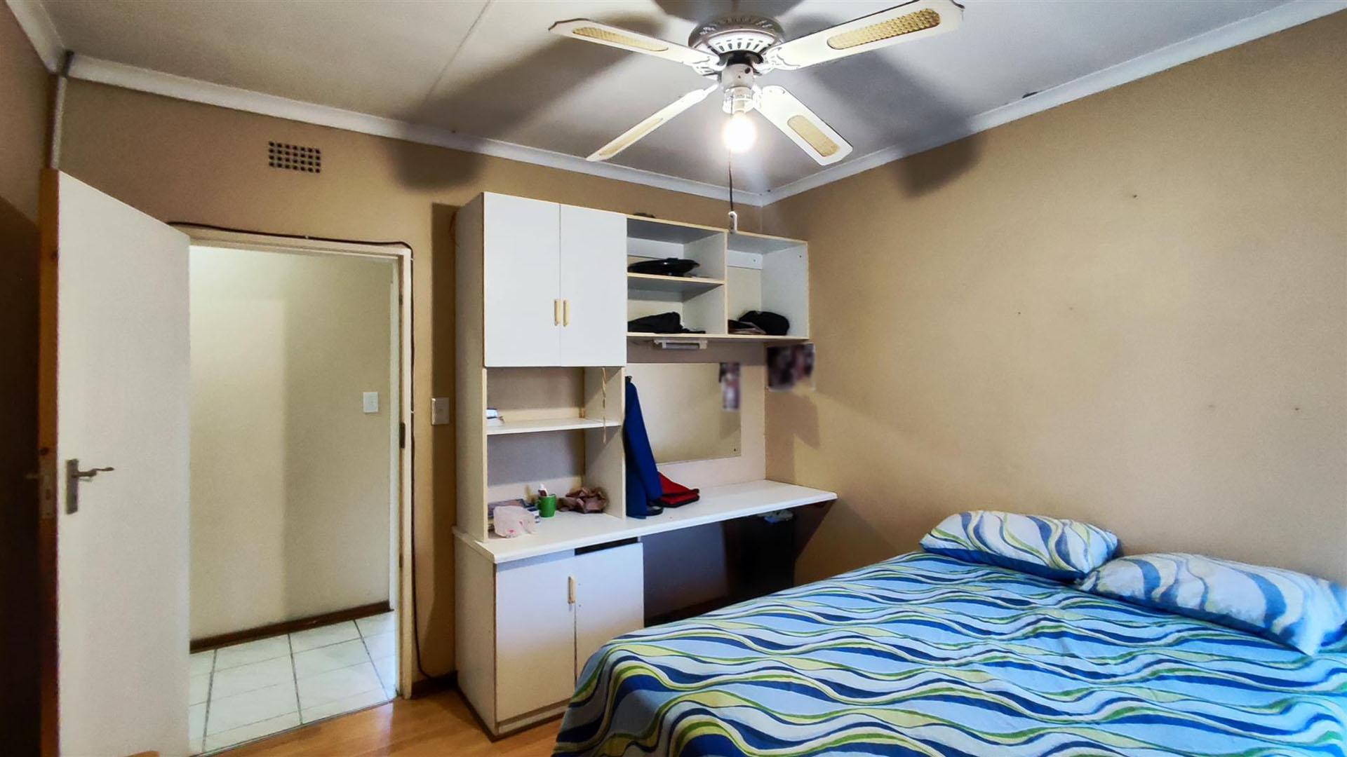 Bed Room 2 - 24 square meters of property in Three Rivers