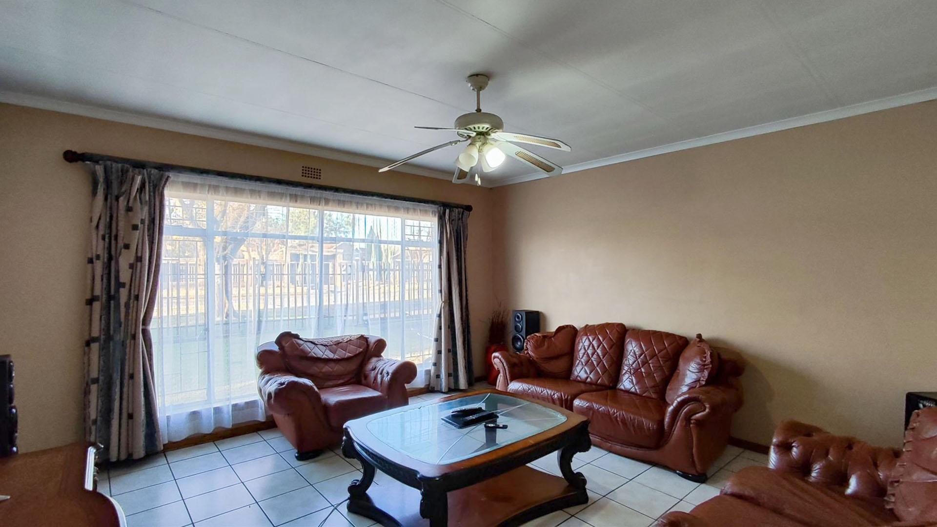 Lounges - 45 square meters of property in Three Rivers