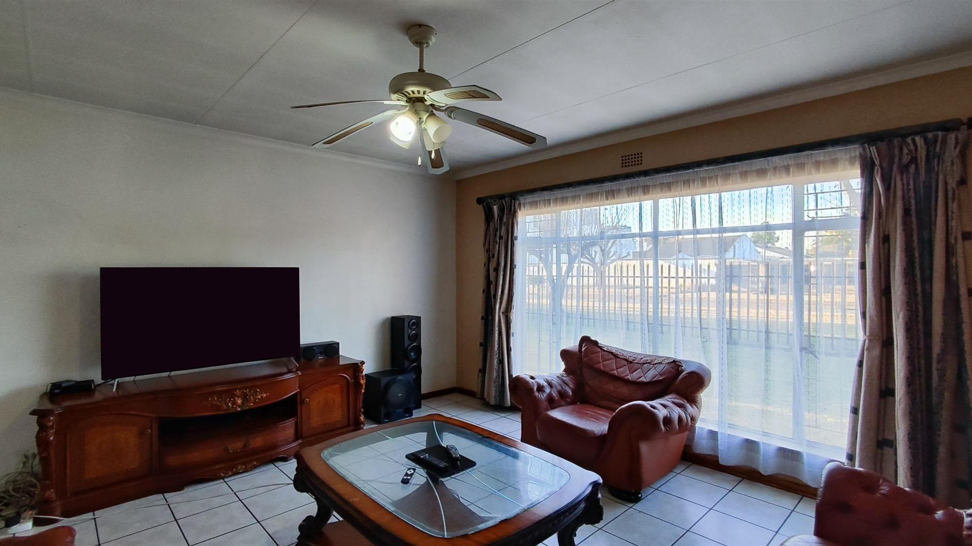 Lounges - 45 square meters of property in Three Rivers