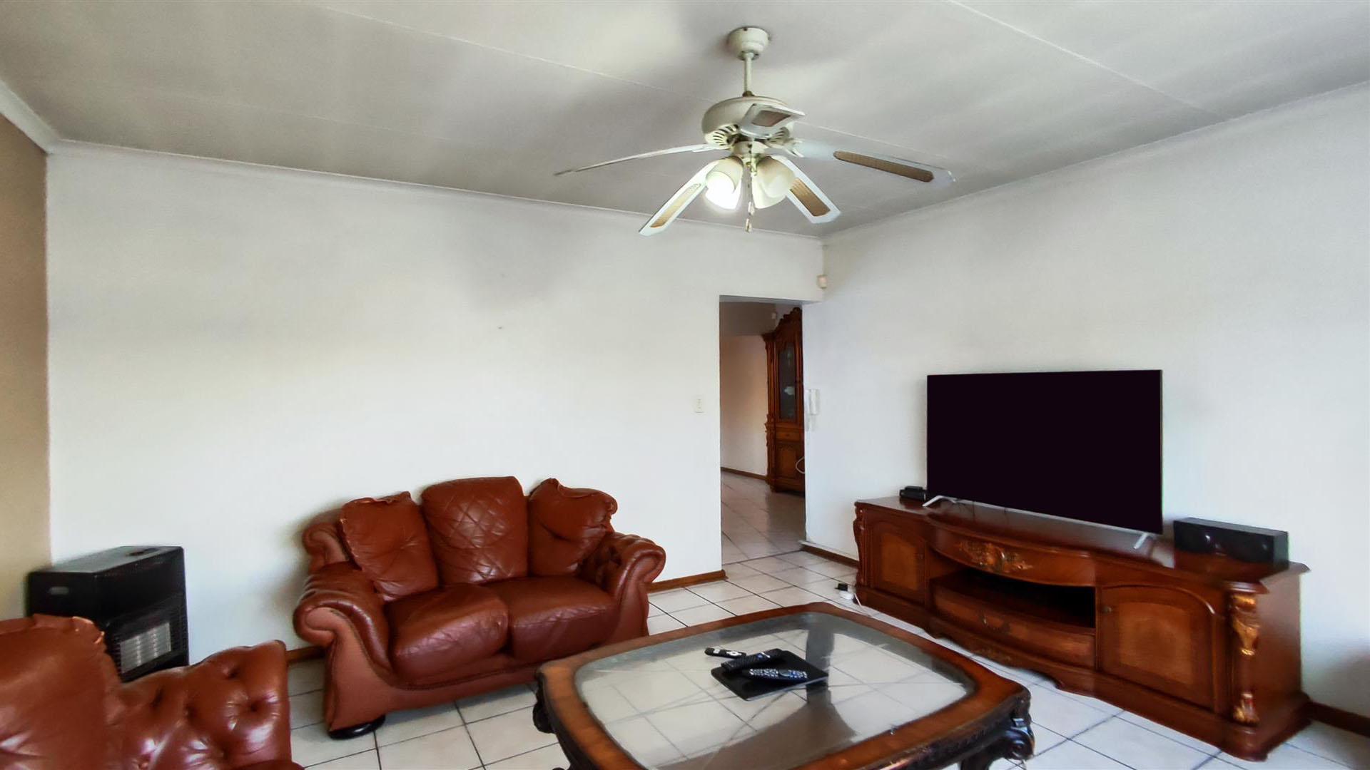 Lounges - 45 square meters of property in Three Rivers