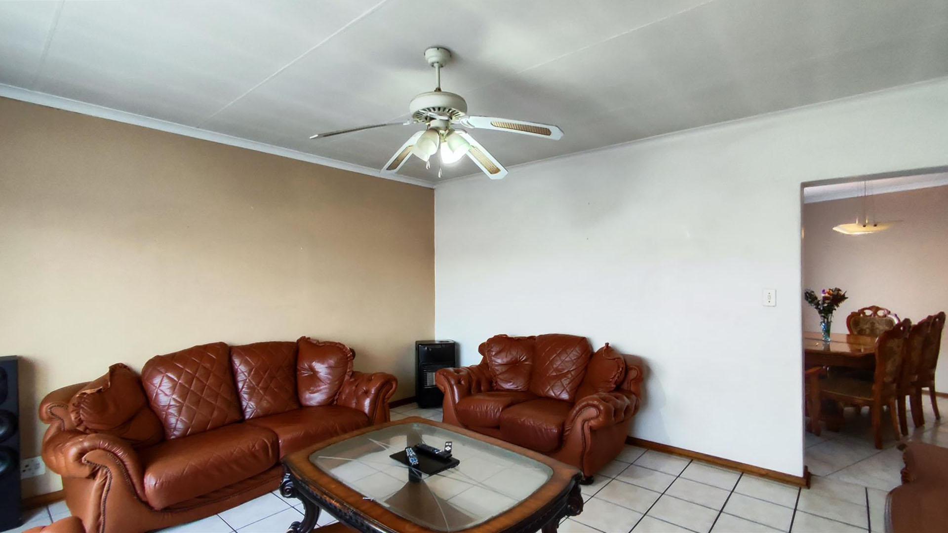 Lounges - 45 square meters of property in Three Rivers