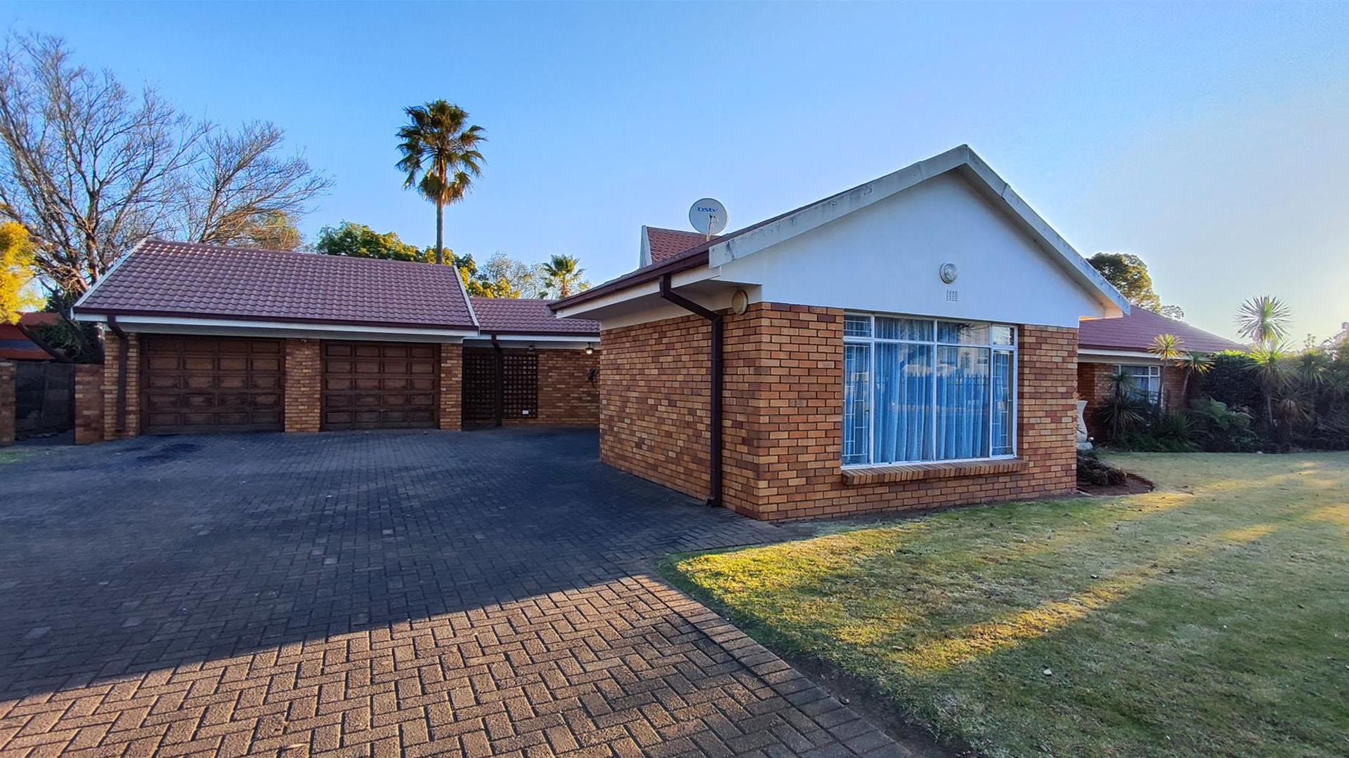 Front View of property in Three Rivers