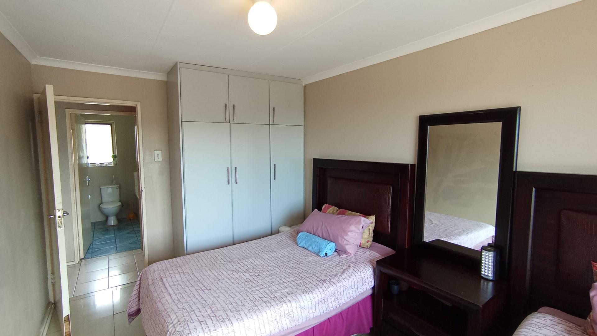 Main Bedroom - 15 square meters of property in Woodhaven 