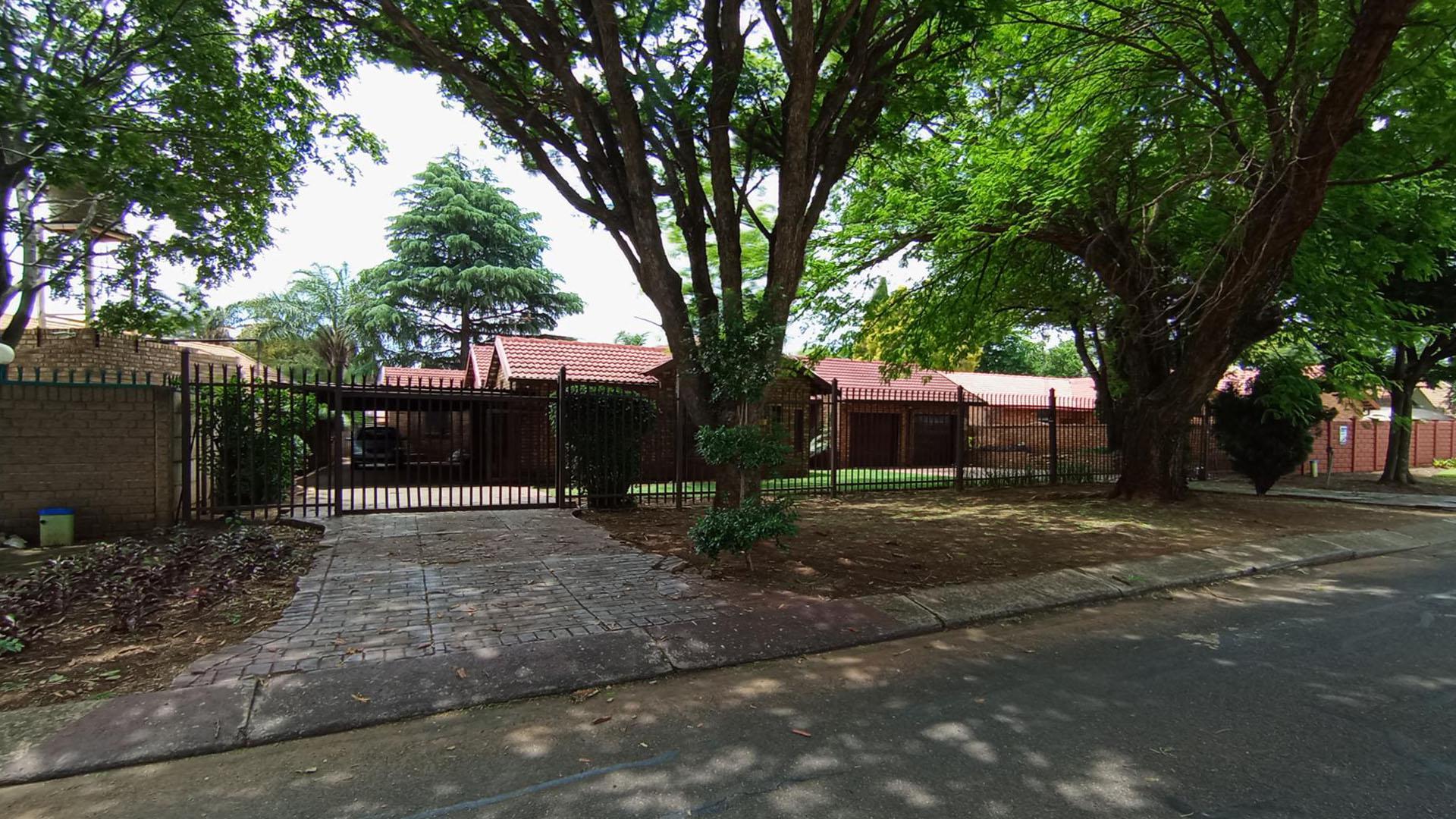 Front View of property in Rooihuiskraal North