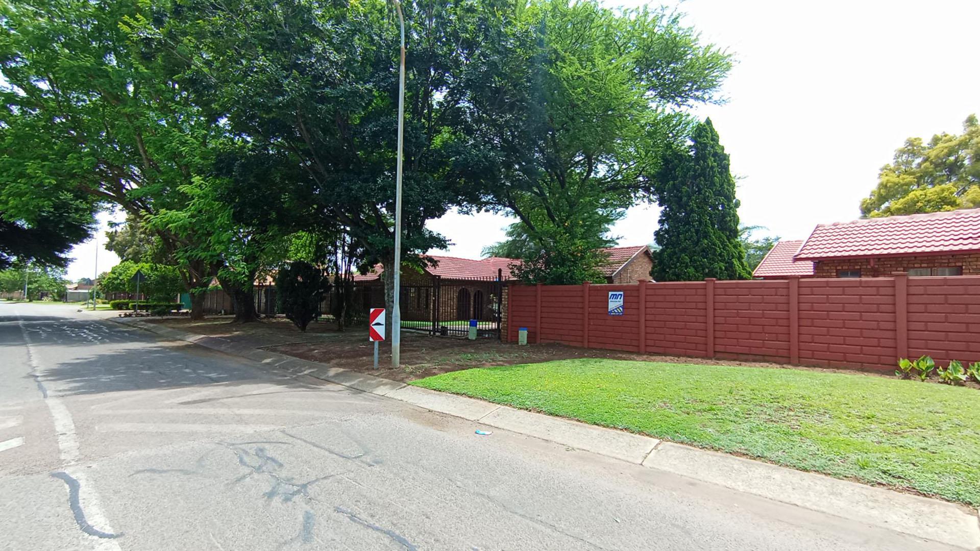 Front View of property in Rooihuiskraal North