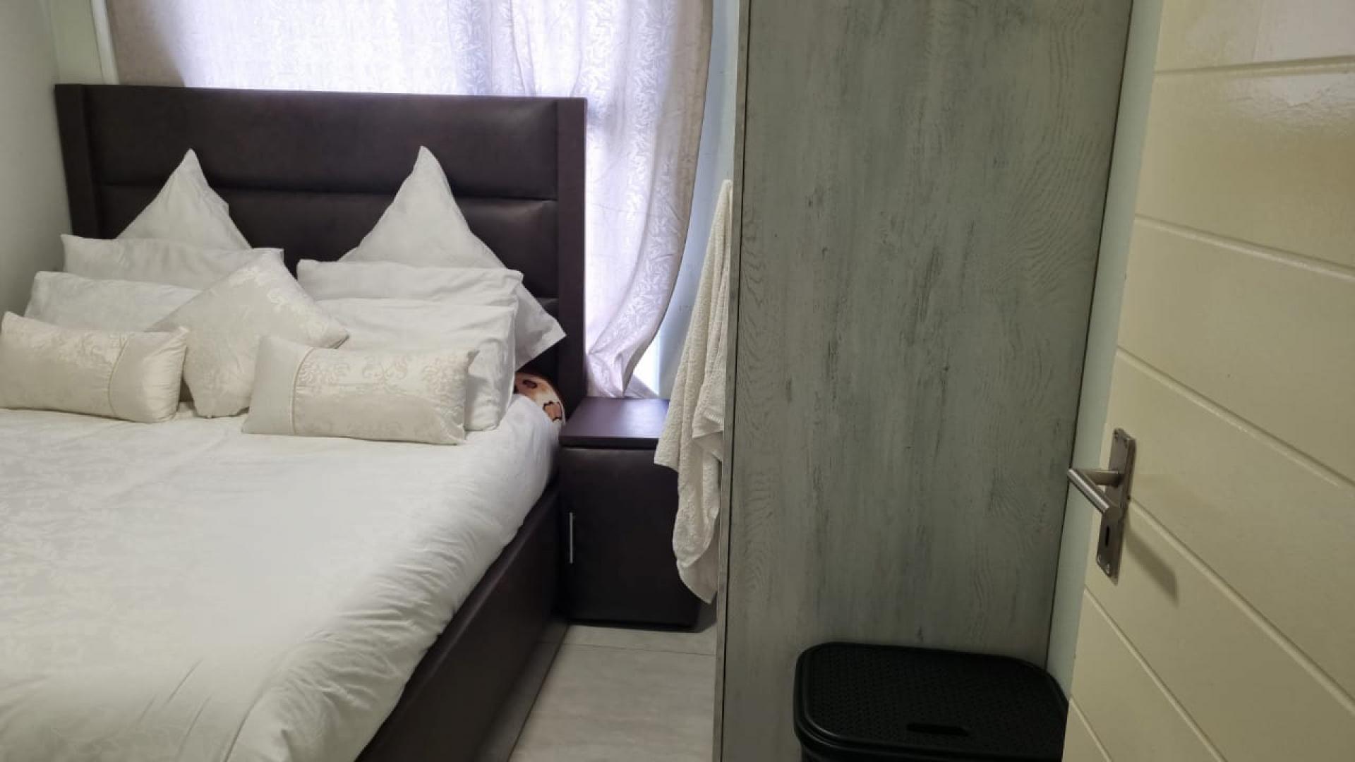 Bed Room 1 - 10 square meters of property in Eveleigh