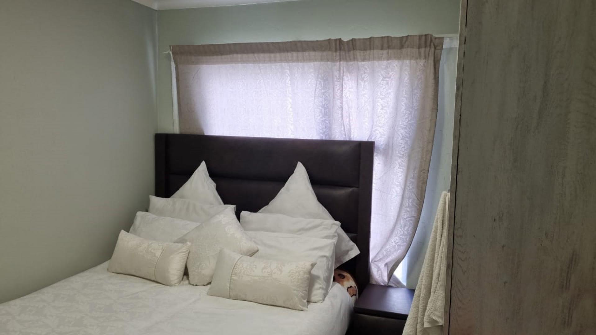 Bed Room 1 - 10 square meters of property in Eveleigh