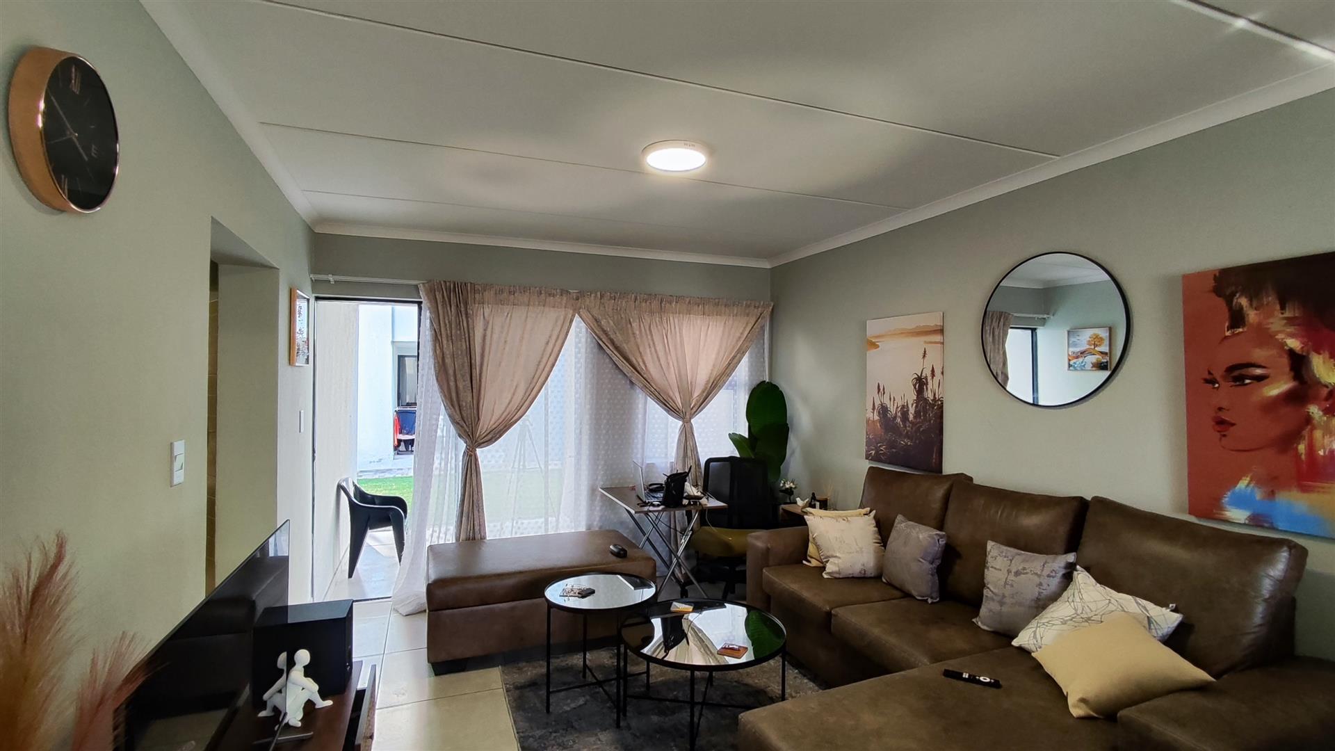 Lounges - 16 square meters of property in Eveleigh