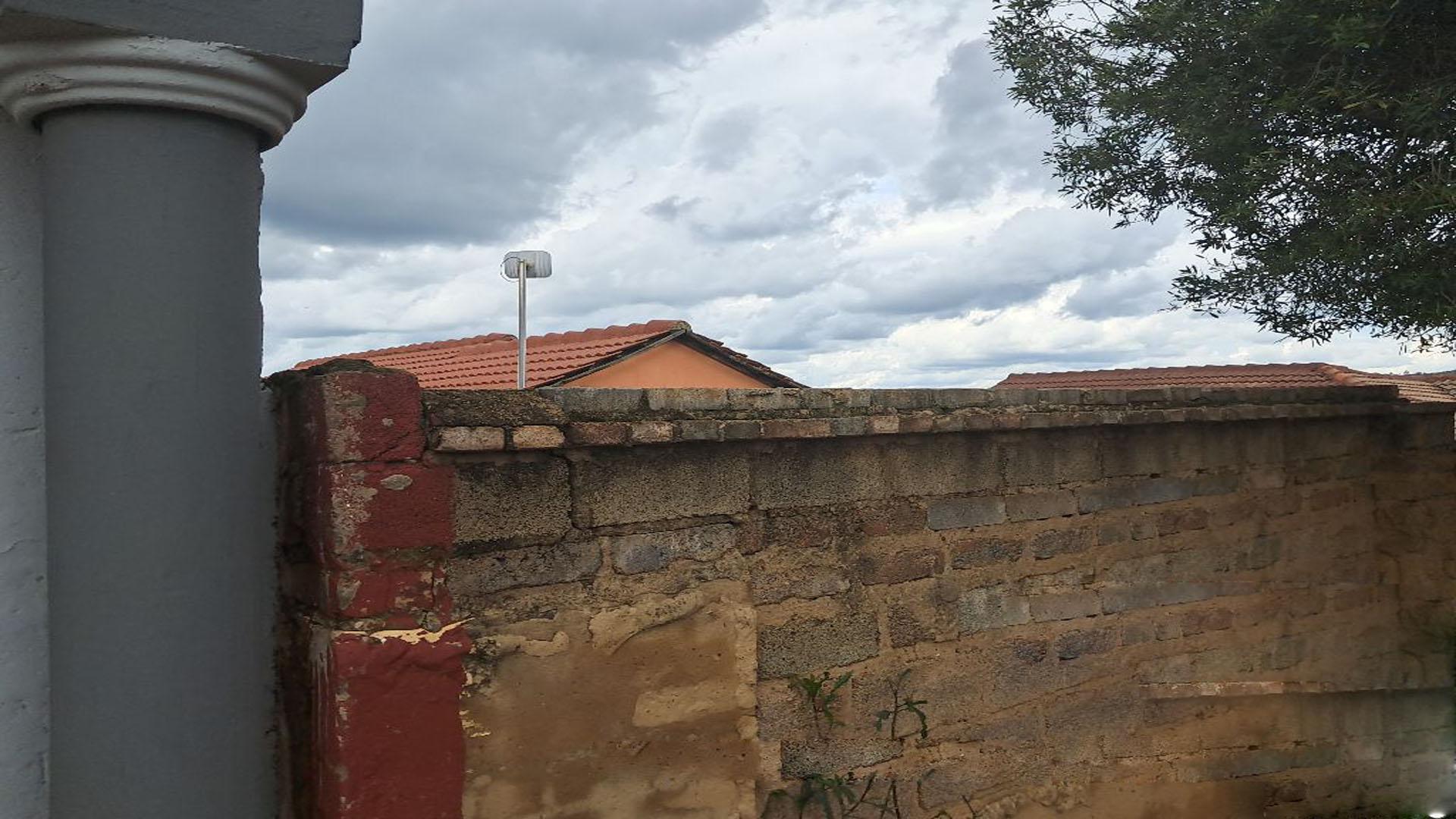 Front View of property in Mahube Valley