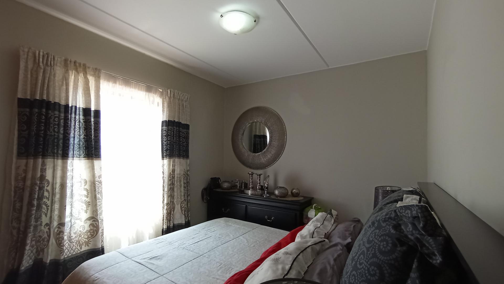 Bed Room 1 - 10 square meters of property in Olifantsvlei 327-Iq