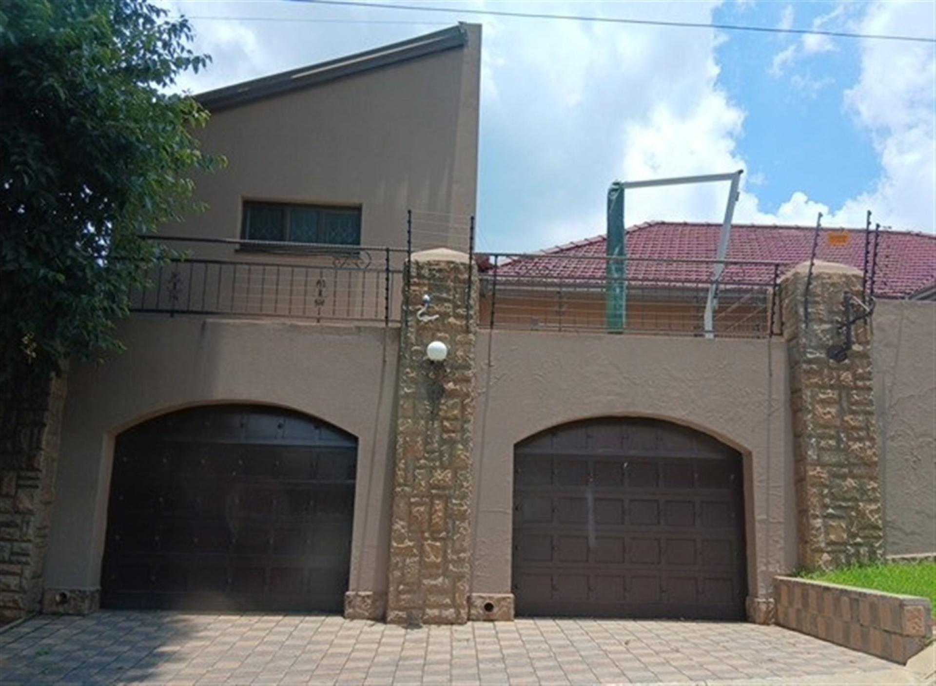 Front View of property in Orange Grove