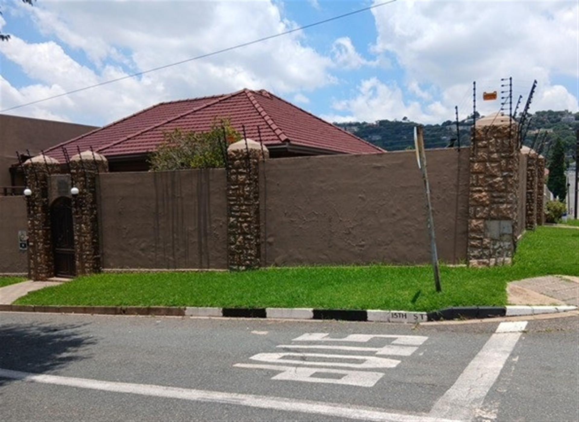 Front View of property in Orange Grove