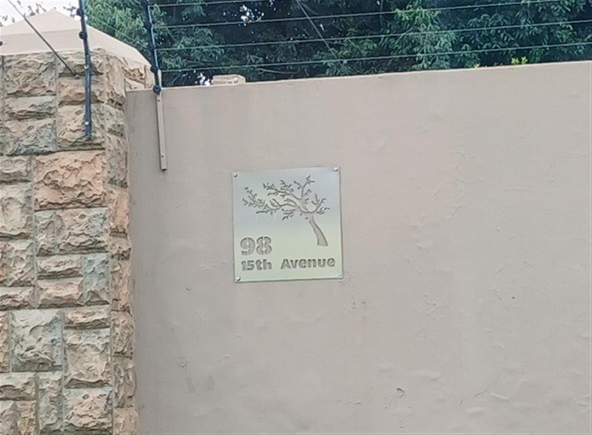 Front View of property in Orange Grove