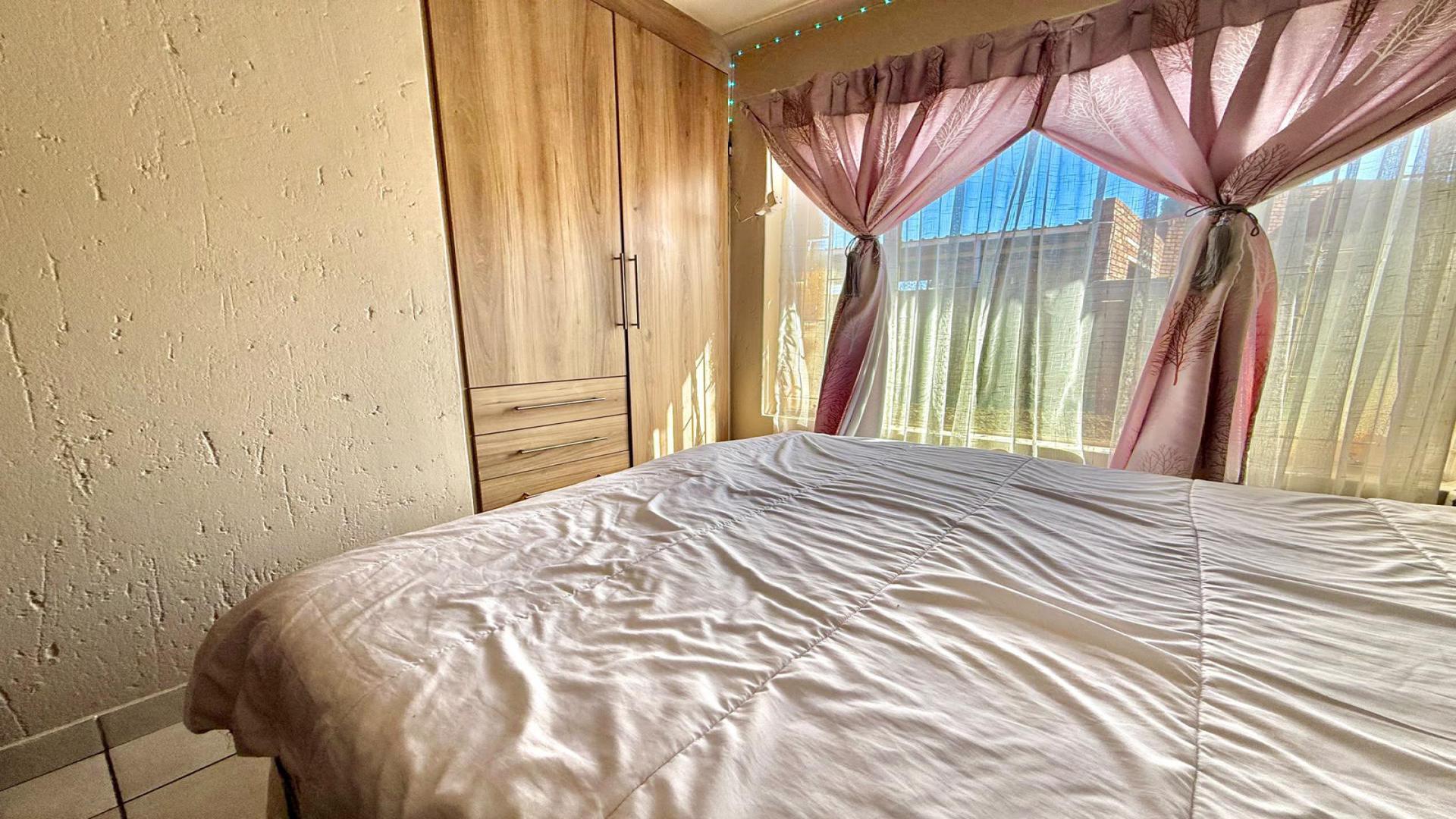 Bed Room 1 of property in Minnebron