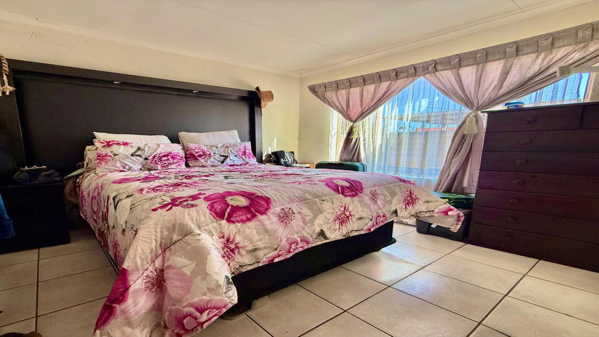 Bed Room 2 of property in Minnebron
