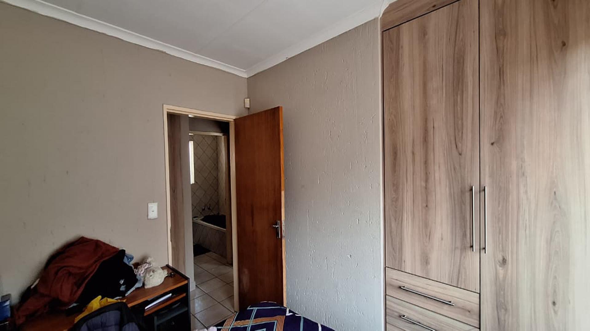 Bed Room 1 - 9 square meters of property in Minnebron