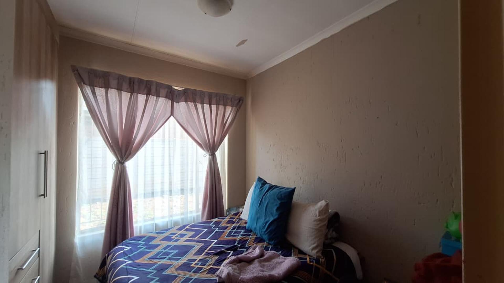 Bed Room 1 - 9 square meters of property in Minnebron