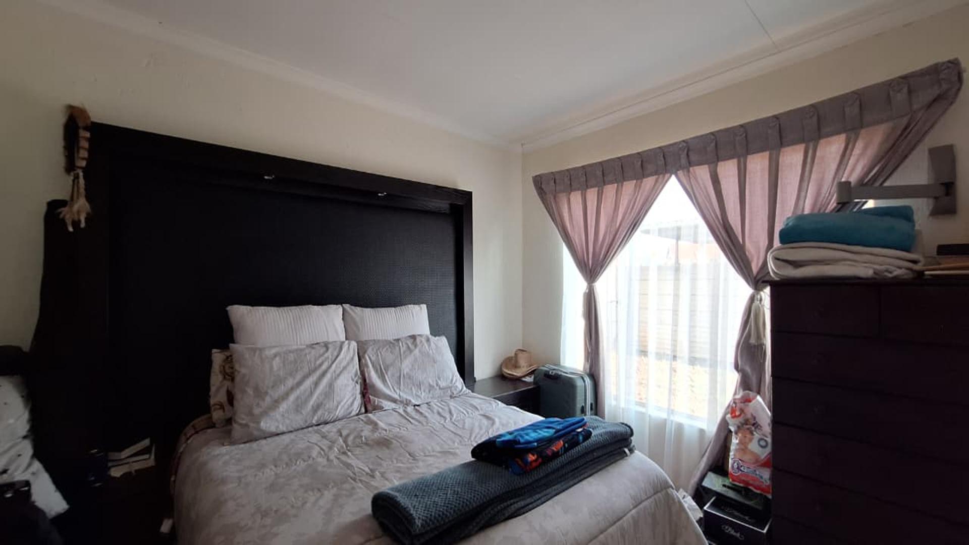 Main Bedroom - 13 square meters of property in Minnebron