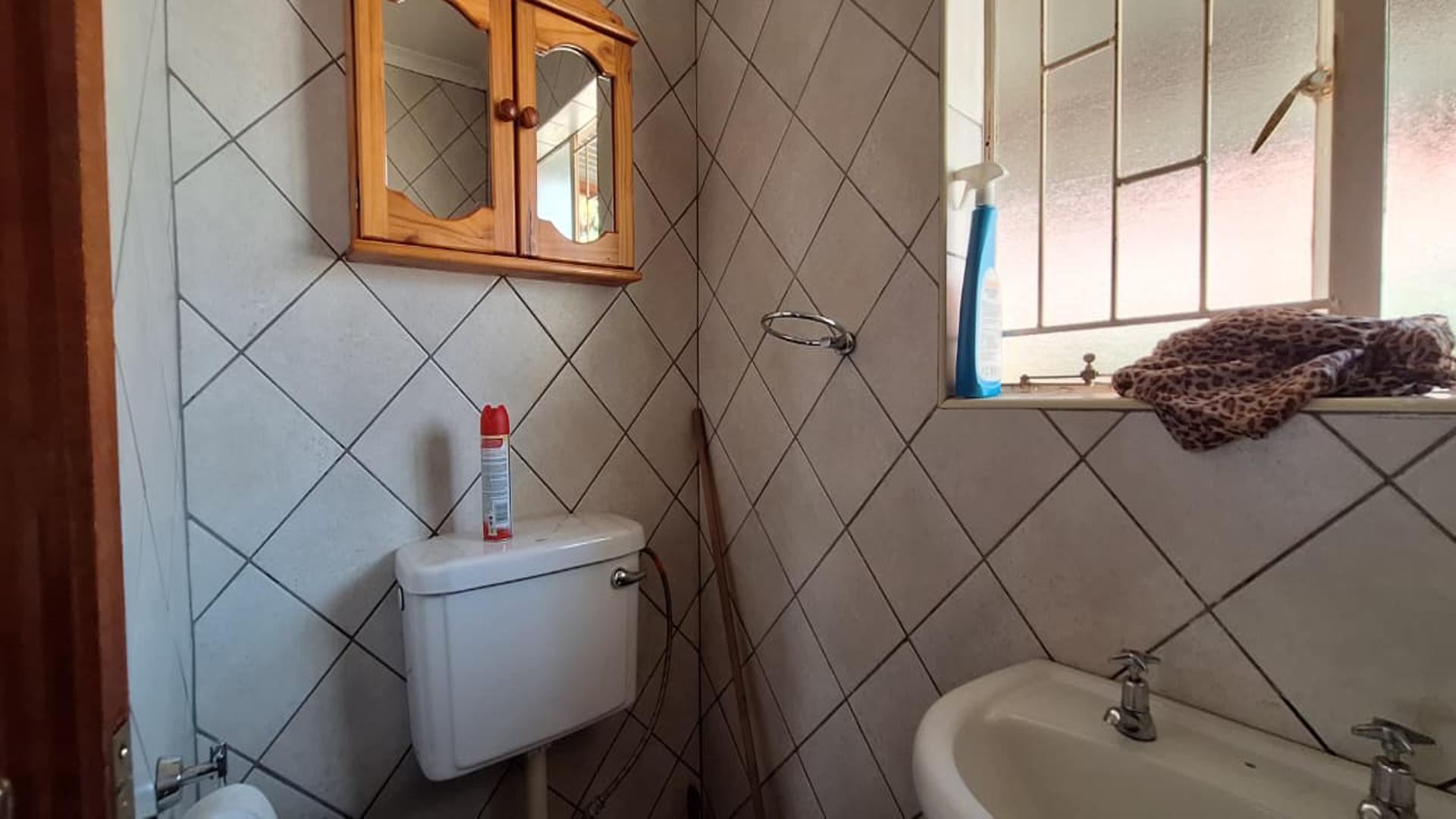Bathroom 1 - 5 square meters of property in Minnebron