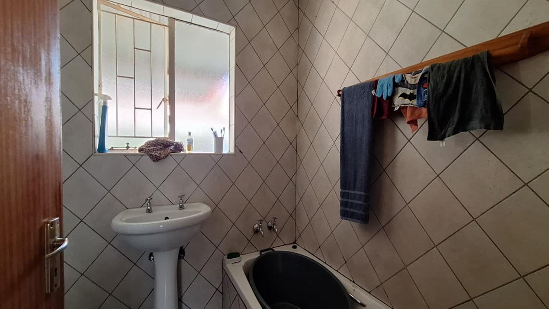 Bathroom 1 - 5 square meters of property in Minnebron