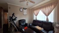 Lounges - 16 square meters of property in Minnebron