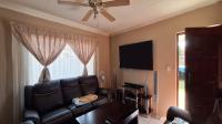 Lounges - 16 square meters of property in Minnebron