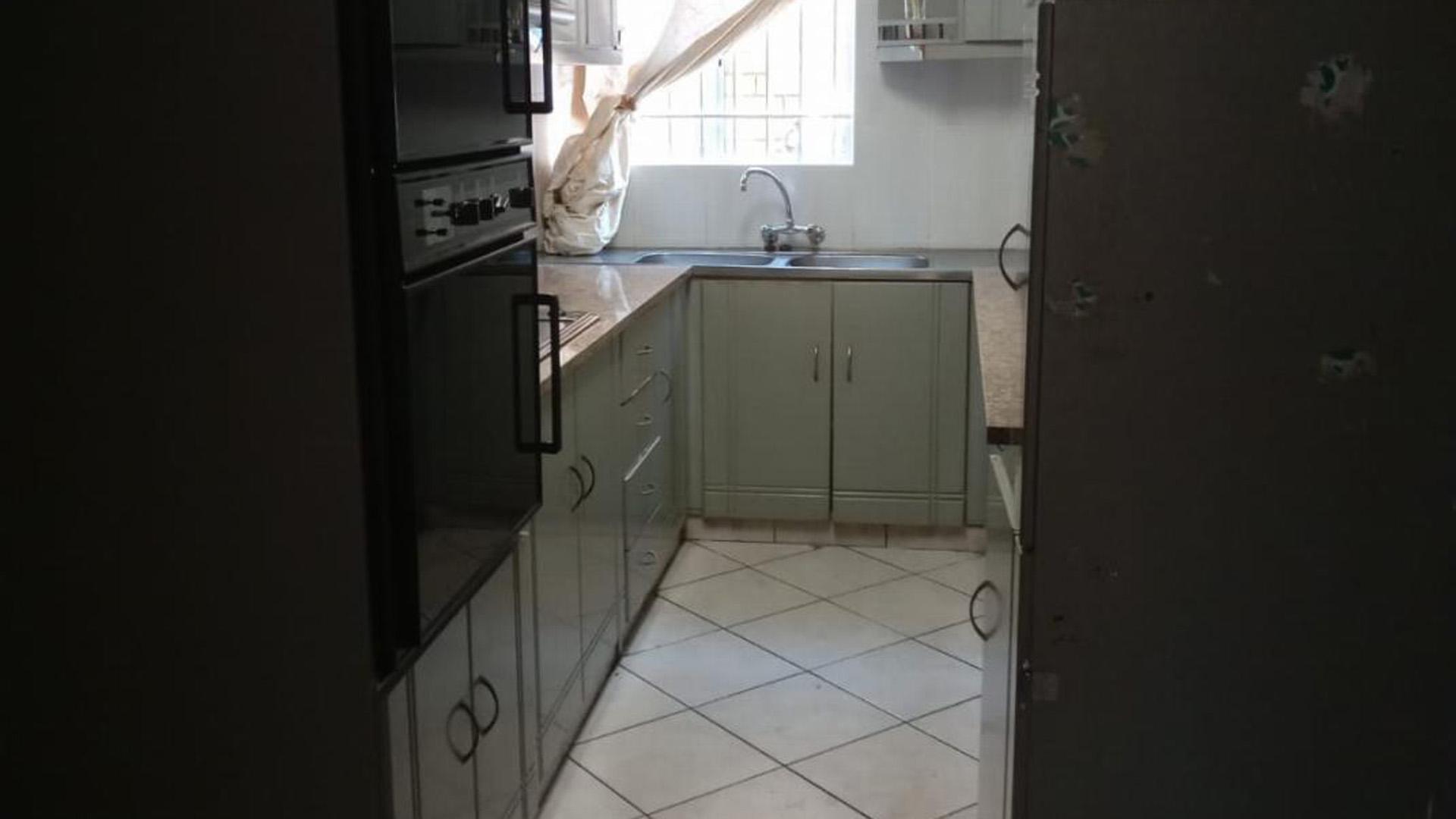 Kitchen of property in Lotus Park