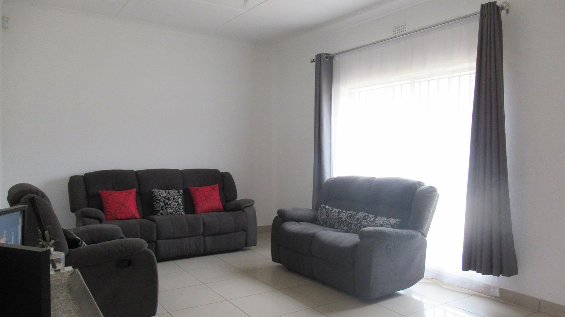 Lounges - 35 square meters of property in Maraisburg