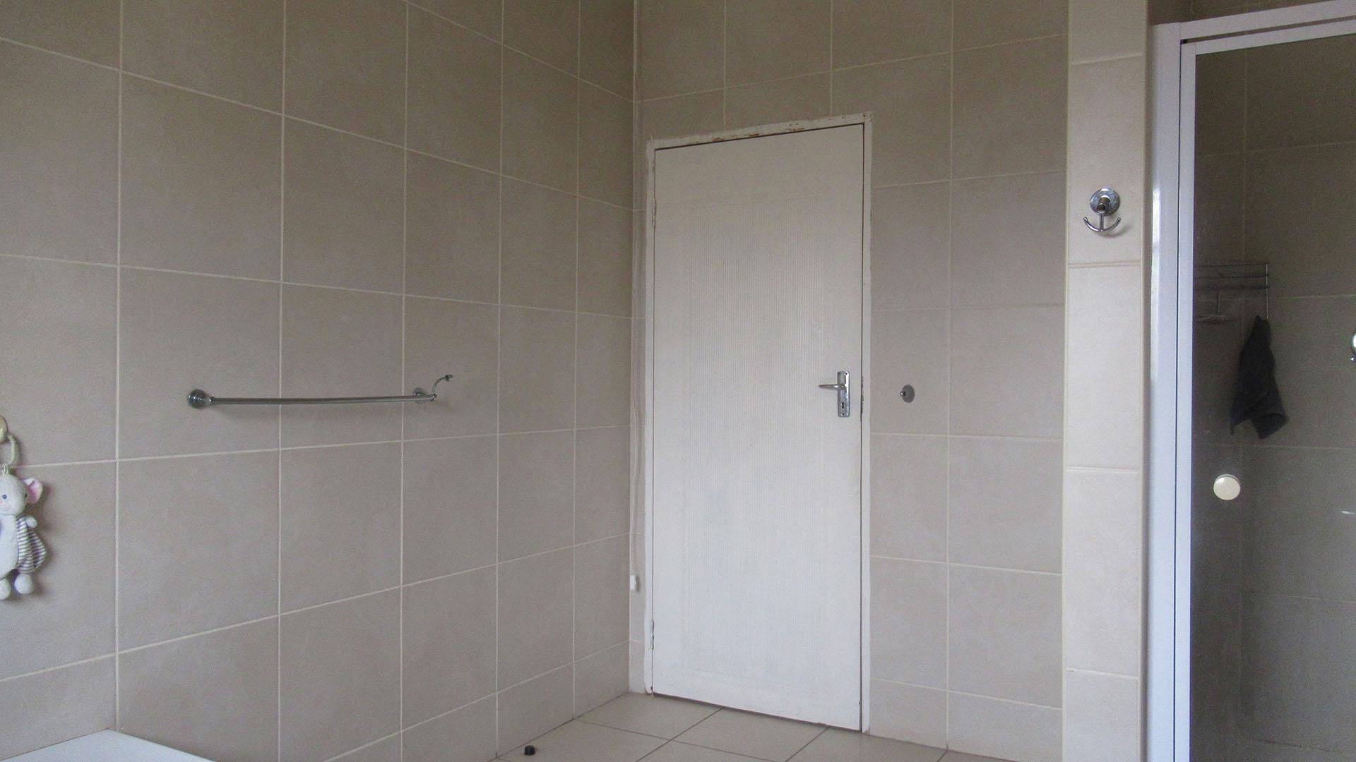 Bathroom 1 - 10 square meters of property in Maraisburg