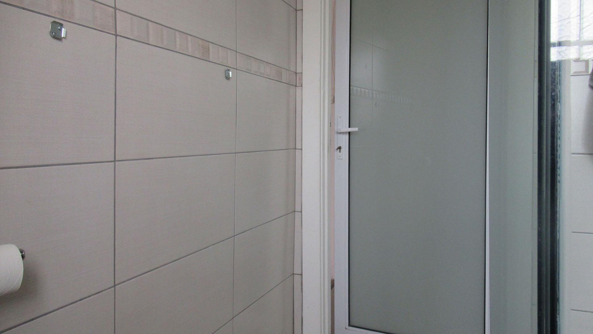 Bathroom 2 - 4 square meters of property in Maraisburg