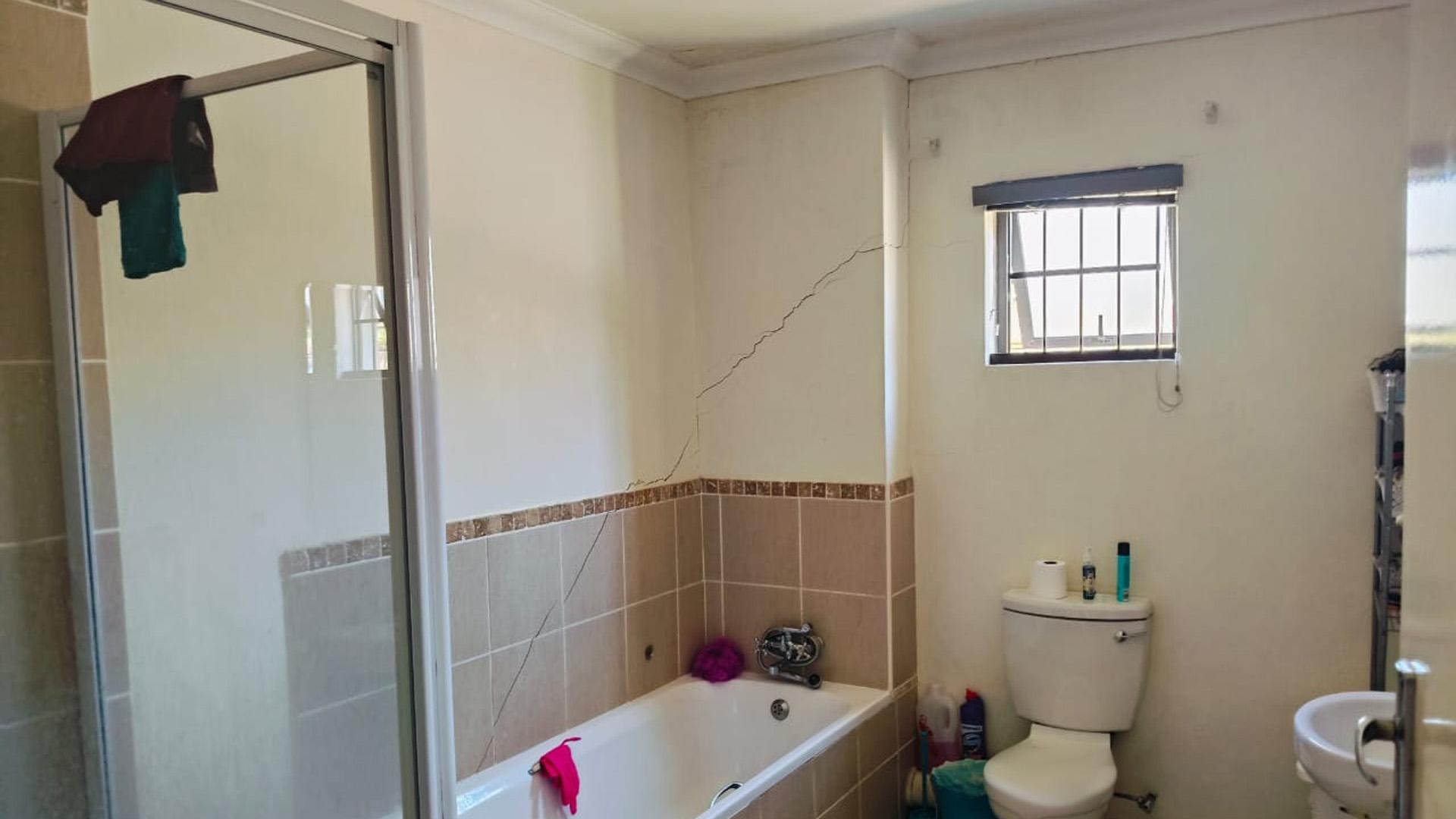 Bathroom 1 of property in Waterval East