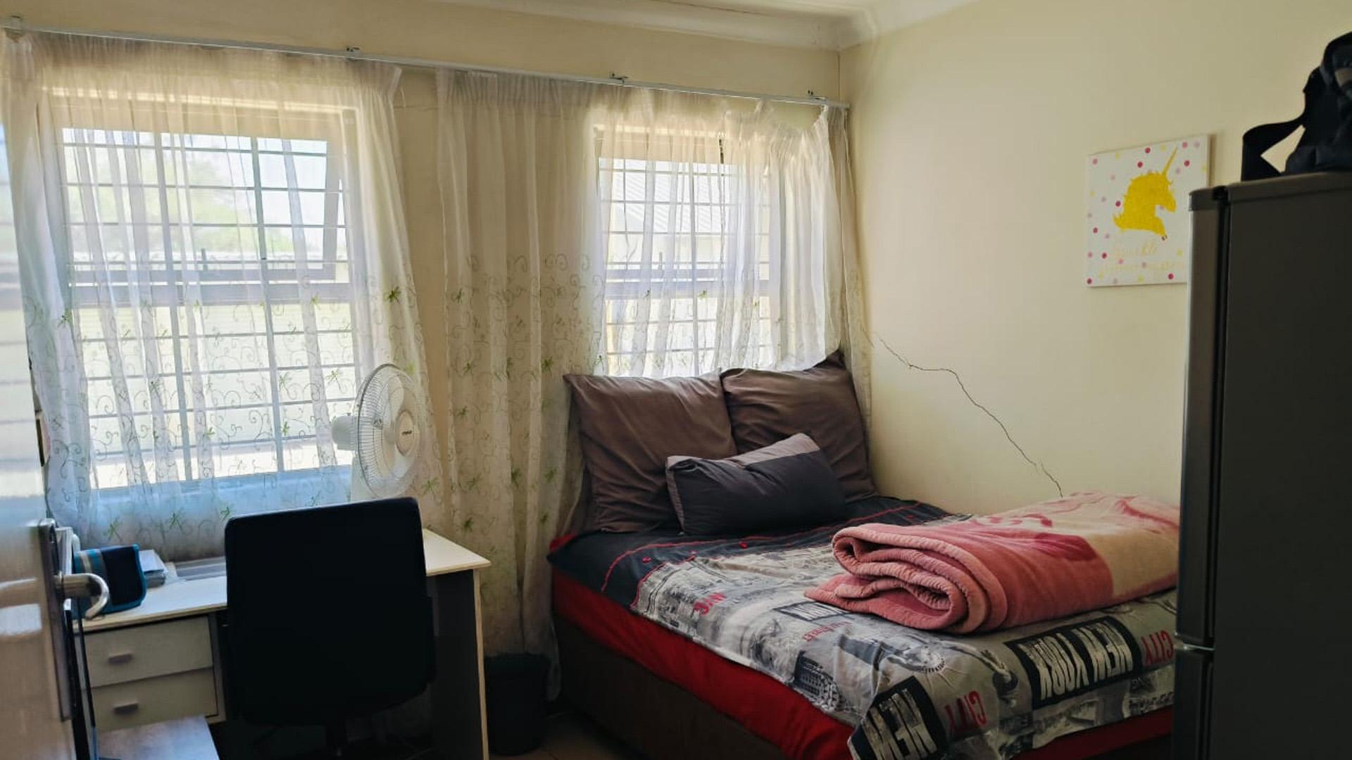 Bed Room 1 of property in Waterval East