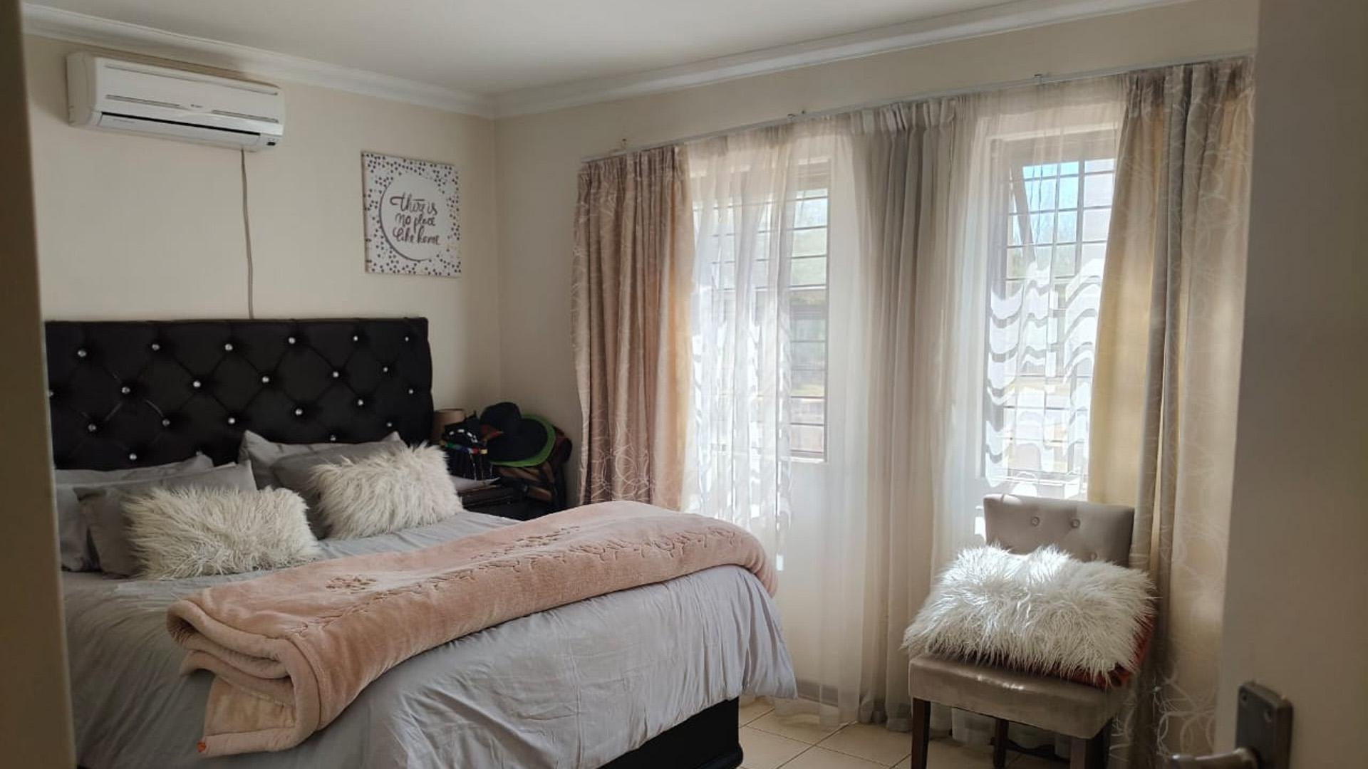 Bed Room 3 of property in Waterval East