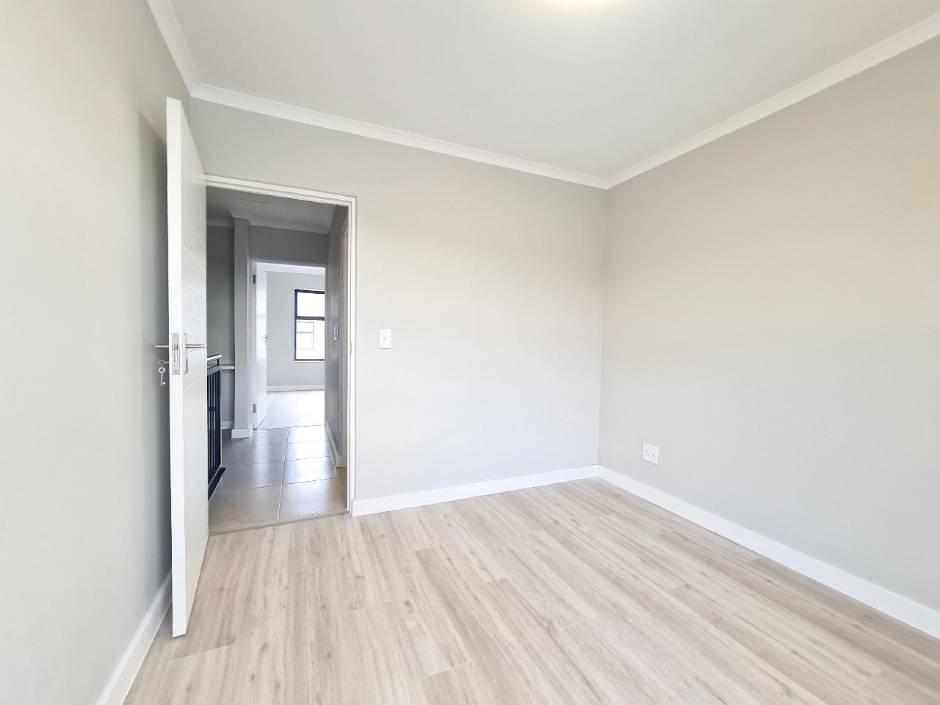 Bed Room 1 of property in Kraaifontein