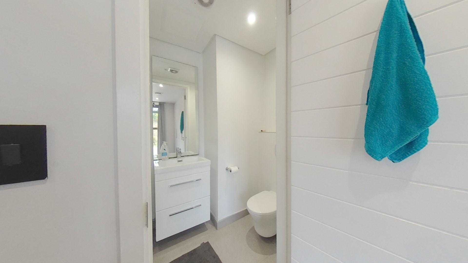 Main Bathroom - 3 square meters of property in Sibaya Precinct 
