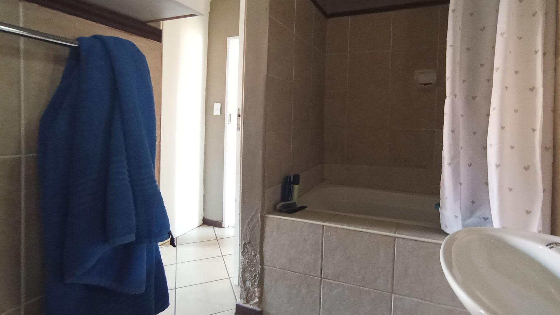 Main Bathroom - 5 square meters of property in The Orchards